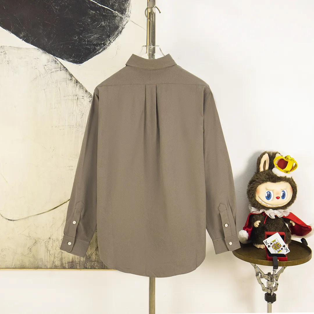 P270 zp version [Exclusive supply] Ralph Lauren/Ralph Lauren's classic evergreen single product 100 cotton Oxford spun old money style casual long-sleeved shirt. 100% restored workmanship. The entire garment is embedded with seams and clean edges. The upper back seams are reorganized for a better fit. ✅ 100 cotton Oxford spun on the face. Pre-wash treatment. The texture is tight and soft. ✅ Custom dyed original pearlescent white bottom buttons. Size partitions. ✅ Special shaped chiffon foil is included in the collar door tube. It is not easy to deform and pull. ✅ RL classic version of the Oxford shirt. The thick and crisp feeling brought by the Oxford cloth. It can be worn alone or as an outer layer. It can be worn in all seasons. It is a must-have item in the wardrobe. Get it with your eyes closed. Color: black, white, pink, blue, carbon gray, khaki, navy blue and red label, dark blue and white label (8 colors) Size: S M L XL Number: WW10971